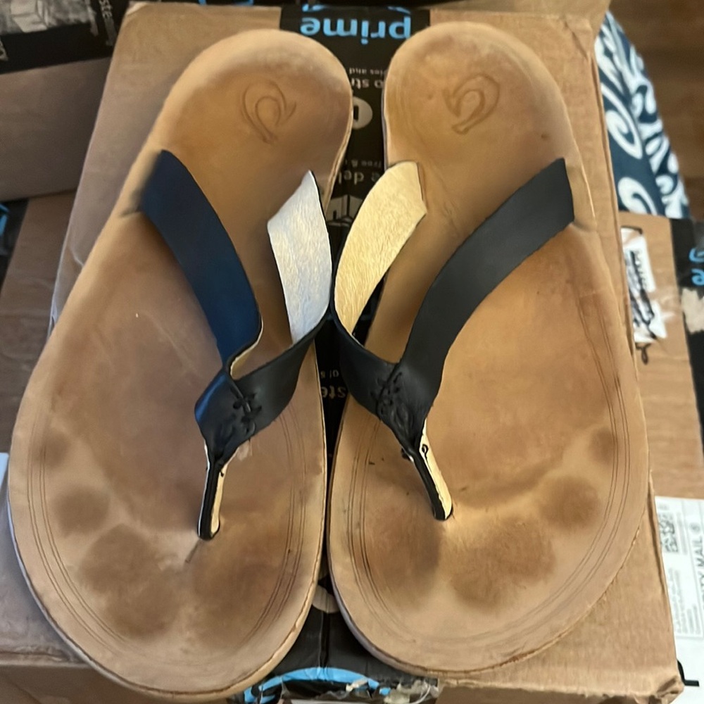 Olukai flip flops used size 9